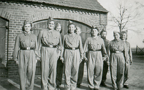 Aufstellung der 1. Feuerwehr-Frauenmannschaft von Grfendorf